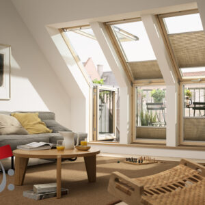 Sechs Velux Faltstores in Fensterfront