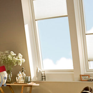 Zwei Velux Faltstores in weiß mit silberner Schiene