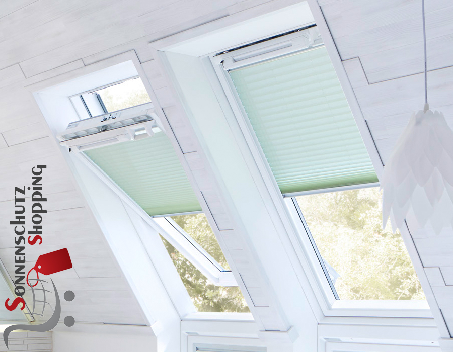 Zwei Elektro Dachfenster Plissees im Bad