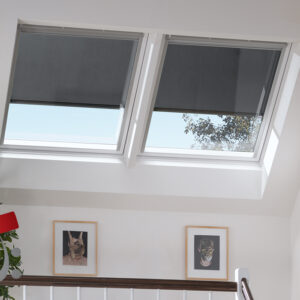 Innenansicht zwei elektronische Markisen für Velux