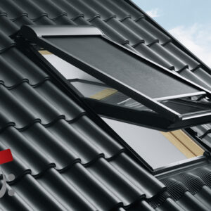 Außenansicht Velux Markise Netz schwarz