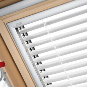 Velux Jalousie mit silbernen Schienen