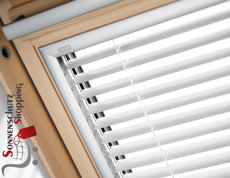 Velux Jalousie mit silbernen Schienen