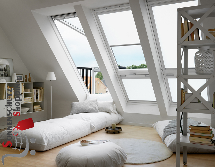 Weiße Dachfenster Rollos im Dachgeschoss