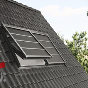 Außenansicht von zwei Solar Velux Markise Verdunkelung