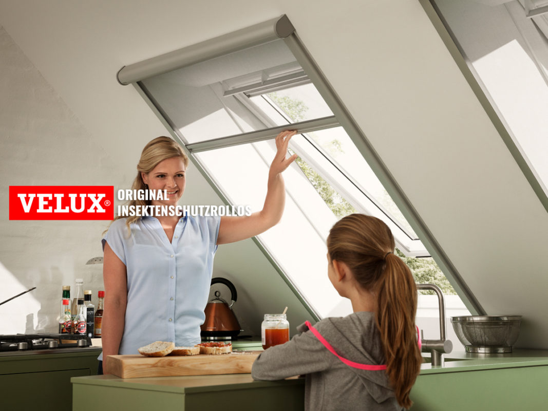 Bedienung Velux Insektenschutzrollo Frau