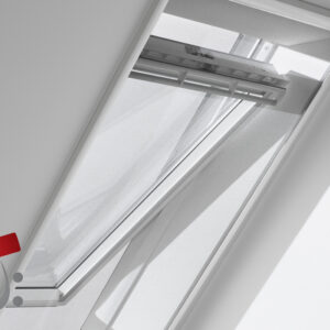 Weiße Schienen mit gespannten Mückengewebe auf dem Dachfenster