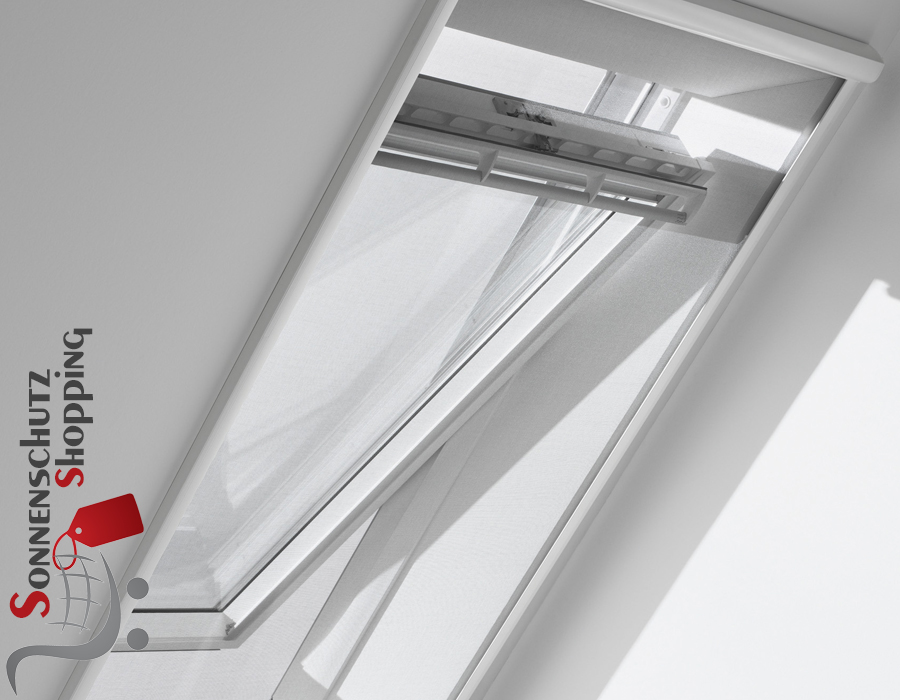 Weiße Schienen mit gespannten Mückengewebe auf dem Dachfenster